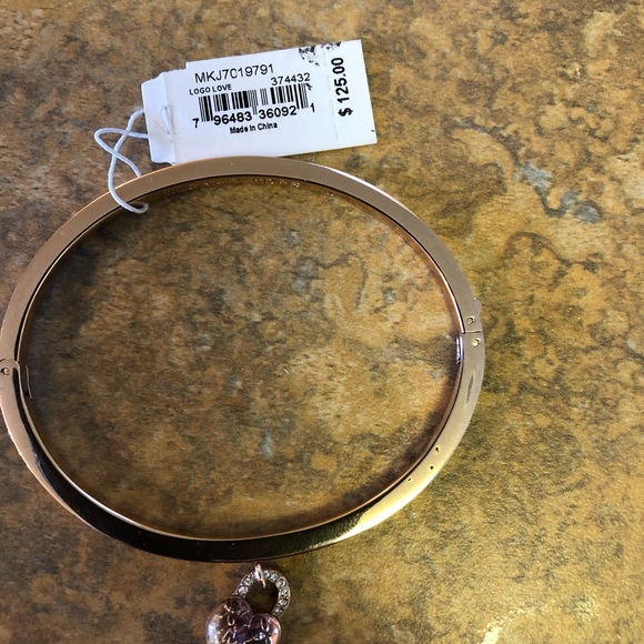 Michael Kors Bracelet with heart charm. - Picture 4 of 8